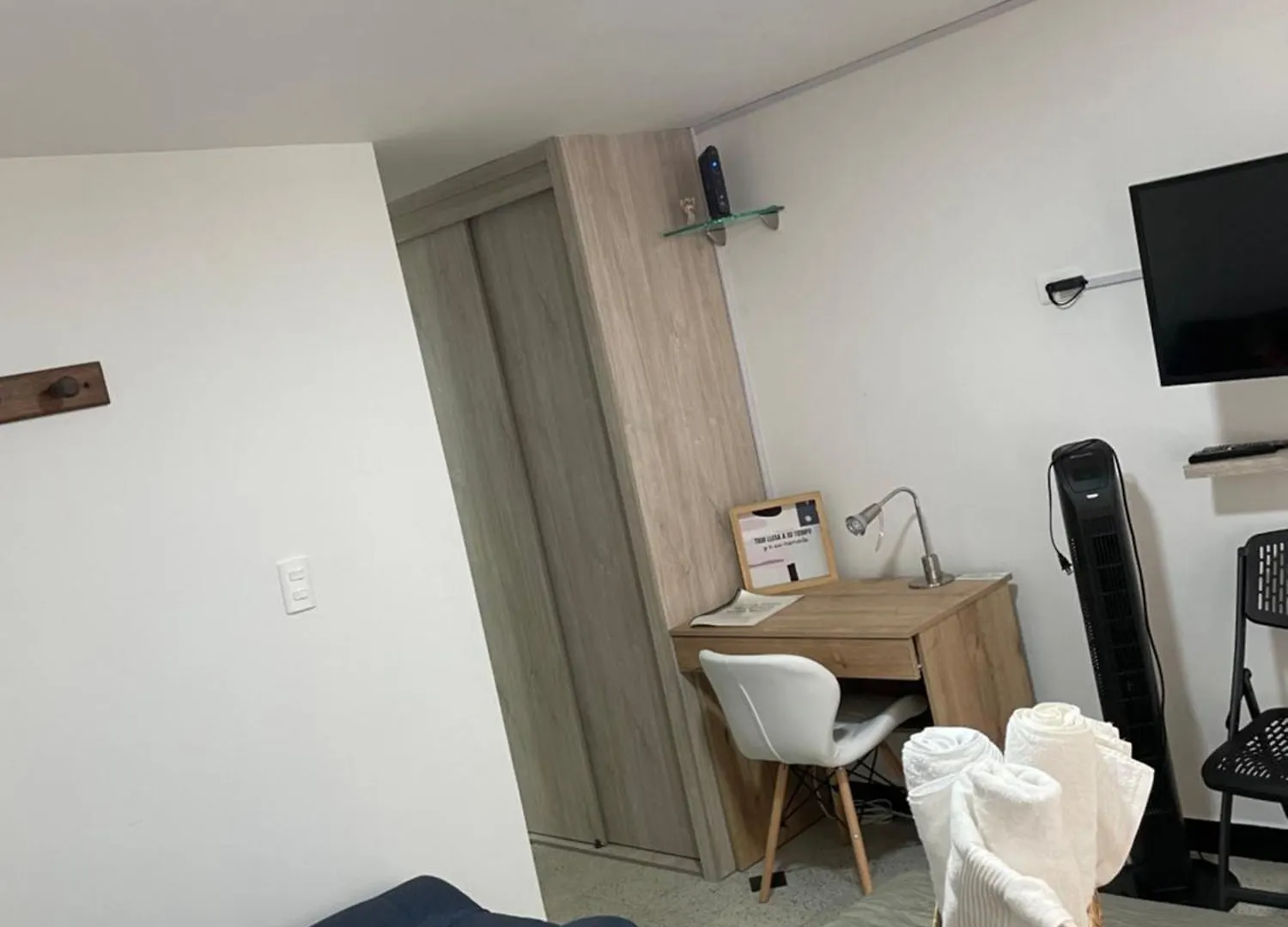 Loft Central, Cerca A Laureles Guarda Meletas Gratis!! Medellin Apartment